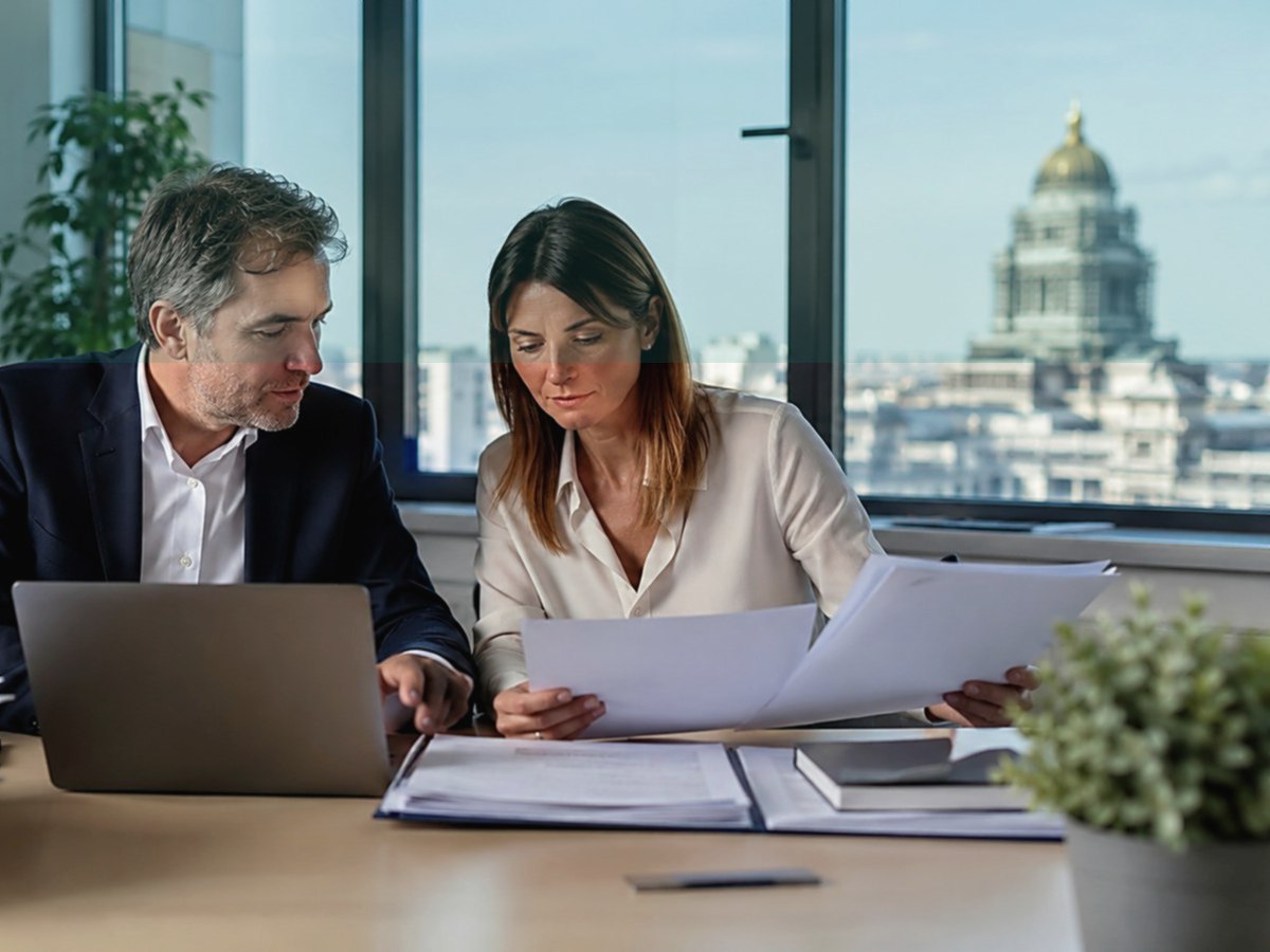 Discussion calme autour de documents